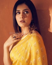 Gorgeous Raashi Khanna Latest Pictures 08