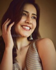 Gorgeous Raashi Khanna in a Golden and Blue Embroidered Sleeveless Dress Photos 05