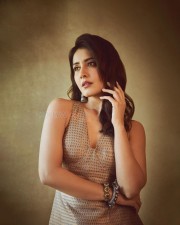 Gorgeous Raashi Khanna in a Golden and Blue Embroidered Sleeveless Dress Photos 06