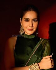 Gorgeous Raashi Khanna in a Green Saree for Behindwoods Gold Awards Photos 01