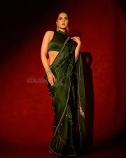 Gorgeous Raashi Khanna in a Green Saree for Behindwoods Gold Awards Photos 02