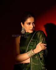 Gorgeous Raashi Khanna in a Green Saree for Behindwoods Gold Awards Photos 09