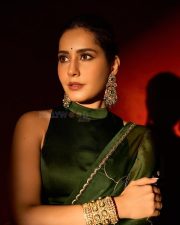 Gorgeous Raashi Khanna in a Green Saree for Behindwoods Gold Awards Photos 10