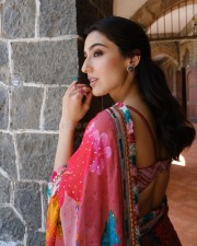 Gorgeous Sara Ali Khan in a Vibrant Jaipuri Printed Saree Photos 01