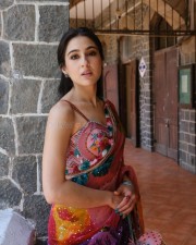 Gorgeous Sara Ali Khan in a Vibrant Jaipuri Printed Saree Photos 05