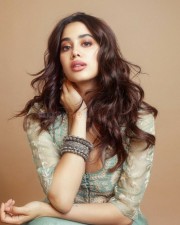 Gorgeous and Attractive Janhvi Kapoor Photoshoot Pictures 01