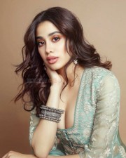 Gorgeous and Attractive Janhvi Kapoor Photoshoot Pictures 02