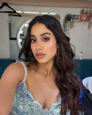Gorgeous and Sexy Janhvi Kapoor Modern Pictures 01