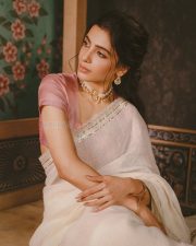 Graceful Samantha Ruth Prabhu in a Plain Ivory Linen Saree with a Contrasting Lavender Pink Satin Blouse Pictures 01 Graceful Samantha Ruth Prabhu in a Plain Ivory Linen Saree with a Contrasting Lavender Pink Satin Blouse Pictures 01