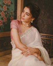 Graceful Samantha Ruth Prabhu in a Plain Ivory Linen Saree with a Contrasting Lavender Pink Satin Blouse Pictures 01 Graceful Samantha Ruth Prabhu in a Plain Ivory Linen Saree with a Contrasting Lavender Pink Satin Blouse Pictures 01