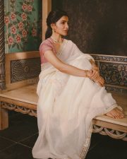 Graceful Samantha Ruth Prabhu in a Plain Ivory Linen Saree with a Contrasting Lavender Pink Satin Blouse Pictures 04