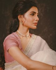 Graceful Samantha Ruth Prabhu in a Plain Ivory Linen Saree with a Contrasting Lavender Pink Satin Blouse Pictures 05