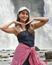 Hai Jawani Toh Ishq Hona Hai Heroine Pooja Hegde in a Black Strapless Bandeau Top over a White Strappy Top and High Waisted Wide Leg Trousers Photos 01