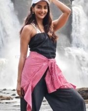 Hai Jawani Toh Ishq Hona Hai Heroine Pooja Hegde in a Black Strapless Bandeau Top over a White Strappy Top and High Waisted Wide Leg Trousers Photos 03
