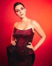 Hot Beauty Kriti Sanon in a Strapless Burgundy Corset Gown at Zee Cine Awards Pictures 01