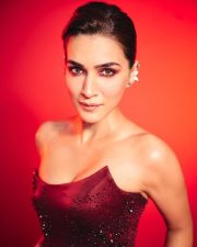 Hot Beauty Kriti Sanon in a Strapless Burgundy Corset Gown at Zee Cine Awards Pictures 02