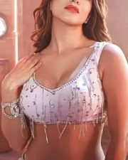 Hot Busty Sunny Leone Pic 01