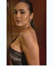 Hot Esha Gupta in a Revealing Black Gown Photos 01