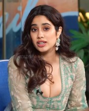 Hot Janhvi Kapoor Cleavage Show Pictures 01