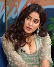 Hot Janhvi Kapoor Cleavage Show Pictures 02