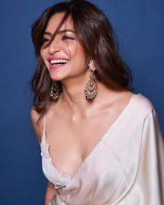 Hot Kriti Kharbanda showing cleavage in a White Saree Photos 01