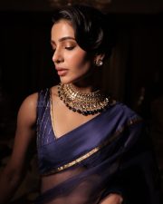 Hot Samantha Navel in a Navy Blue and Gold Saree with a Sleeveless Blouse Photos 02