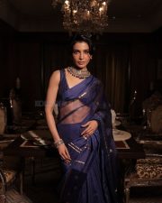 Hot Samantha Navel in a Navy Blue and Gold Saree with a Sleeveless Blouse Photos 03