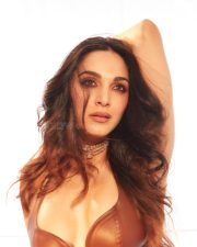Irresistible Kiara Advani Cleavage in a Brown Leather Corset Dress Photos 03