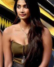 Irresistible Pooja Hegde Cleavage in a Olive strapless bustier top Photos 02