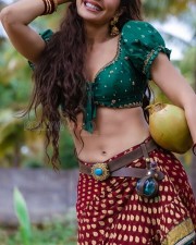 Jacqueline Fernandez Tender Coconut Navel Photo 01