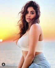 Jhanvi Kapoor Busty Photos 03