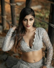 Yashika Aannand (Yaashika Aanand) 2 Kadamaiyai Sei Actress Yashika Aannand Sexy Pic
