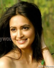 Kriti Karbandha Sexy Photos