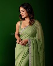 L2 Empuraan Actress Saniya Iyappan in a Stylish Green Saree with Matching Sleeveless Blouse Pictures 02