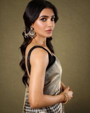 Maa Inti Bangaaram Actress Samantha Ruth Prabhu in a Black and Silver Printed Saree with a Plain Black Sleeveless Blouse Photos 01
