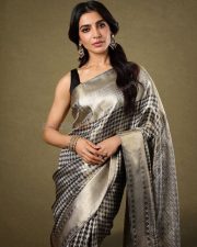 Maa Inti Bangaaram Actress Samantha Ruth Prabhu in a Black and Silver Printed Saree with a Plain Black Sleeveless Blouse Photos 04