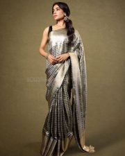 Maa Inti Bangaaram Actress Samantha Ruth Prabhu in a Black and Silver Printed Saree with a Plain Black Sleeveless Blouse Photos 06