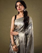 Maa Inti Bangaaram Actress Samantha Ruth Prabhu in a Black and Silver Printed Saree with a Plain Black Sleeveless Blouse Photos 07