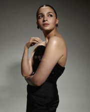 Majestic Alia Bhatt in a Black Evening Gown Pictures 02