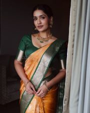 Malayalam Actress Saniya Iyappan in a Yellow and Green Saree with Matching Green Blouse Pictures 04