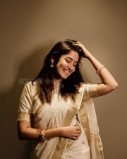 Mallu Beauty Anikha Surendran in a White and Golden Saree Photos 02