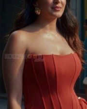 Mesmerizing Actress Kiara Advani in a minimal strapless nude tone dress photos 02