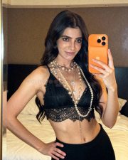Mesmerizing Samantha Ruth Prabhu in a Black Lace Bralette and Black Skirt Pictures 04