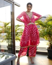 Mezmering Karishma Tanna in a Salwar Suit Photos 01