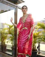 Mezmering Karishma Tanna in a Salwar Suit Photos 05