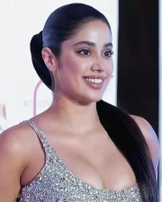 Mili Movie Heroine Janhvi Kapoor Sexy Pictures 12