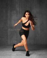 Model Nora Fatehi Sexy Workout Pictures 04
