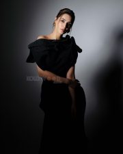 Modern Beauty Kriti Sanon in a Black Bodycon Gown Photos 01