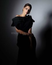 Modern Beauty Kriti Sanon in a Black Bodycon Gown Photos 01