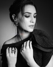 Modern Beauty Kriti Sanon in a Black Bodycon Gown Photos 02